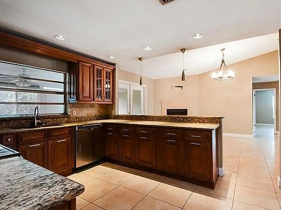 3rd image of 538 Charleswood Ave