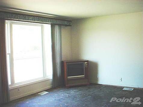 BRIGHT LIVING ROOM