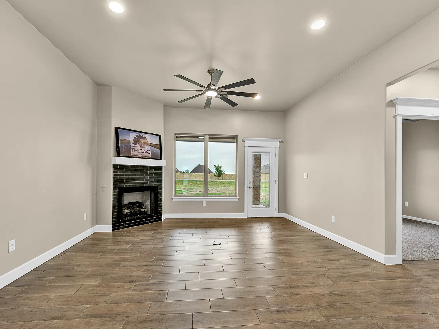 4 bed, 2000 sqft, $2,725 — Photo 2