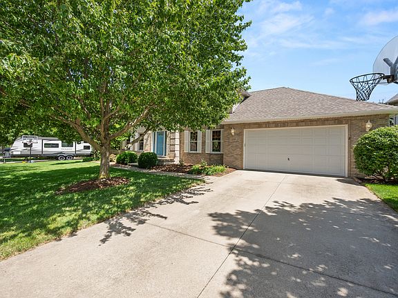 3rd image of 1239 Yorkshire Dr S