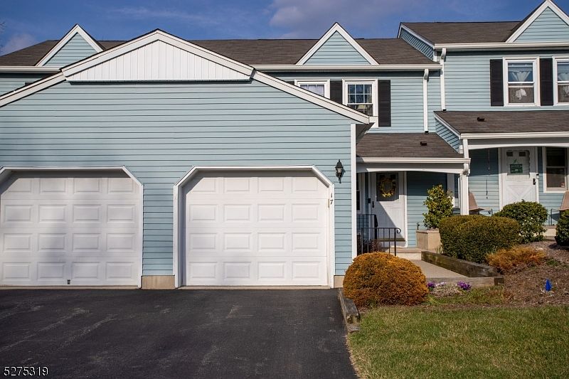 1st image of 17 Carriage Ln
