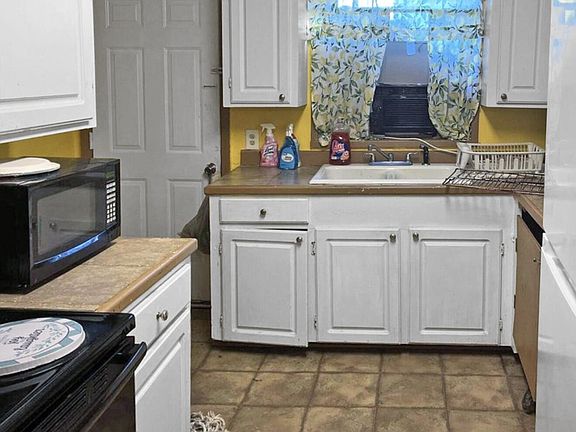 3rd image of 936 W 6th St