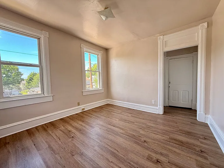 303 N Laurel St — Photo 12