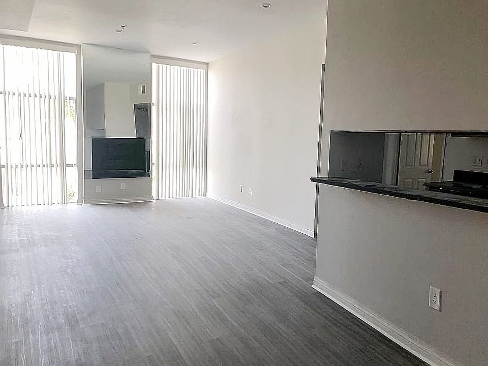 2nd image of 125 N Doheny Dr #106A