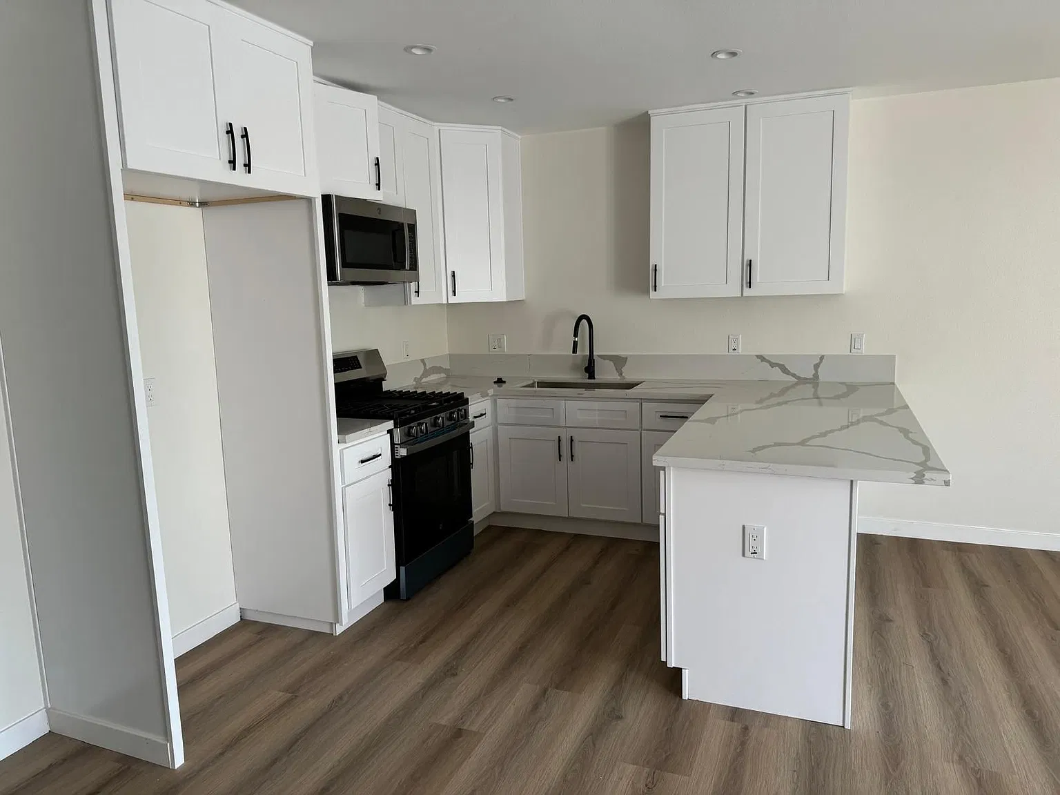 1 bed, 700 sqft, $2,200 — Photo 4