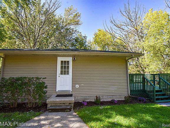 4th image of 2471 Moore Pl