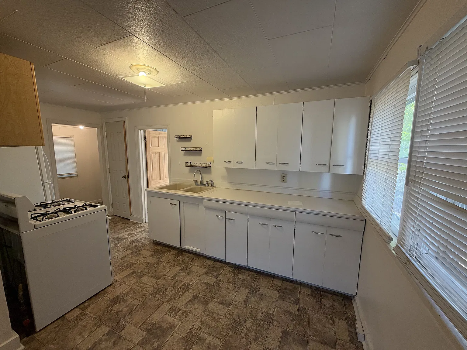 836 Howard Avenue - 1 — Photo 4