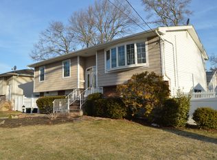 81 Ryder Ave, North Babylon, NY 11703