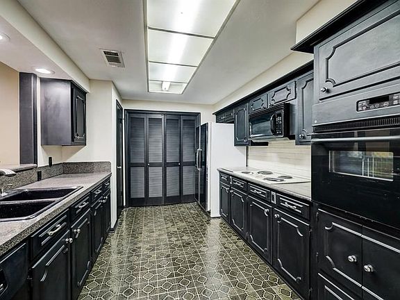 4th image of 1422 Walnut Bend Ln #1-14