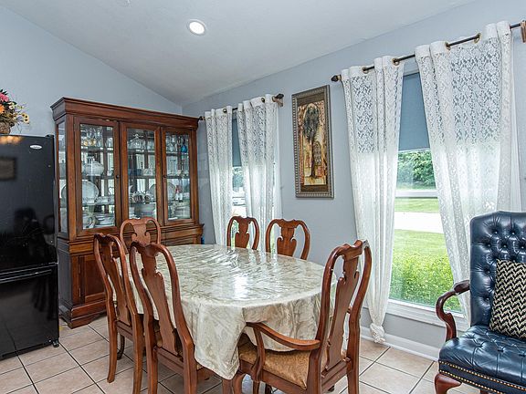 5th image of 2122 Almond Ln