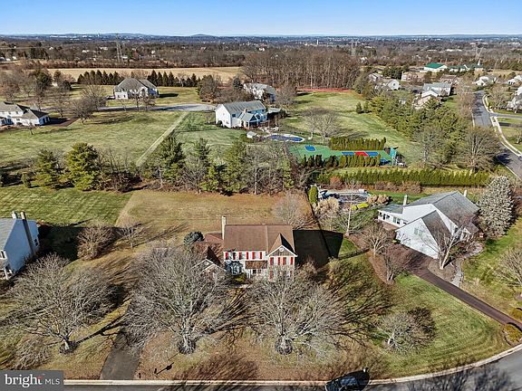 5th image of 2220 Locust Dr