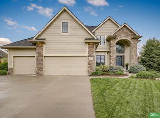 8010 Azule Cir, Papillion, NE 68046