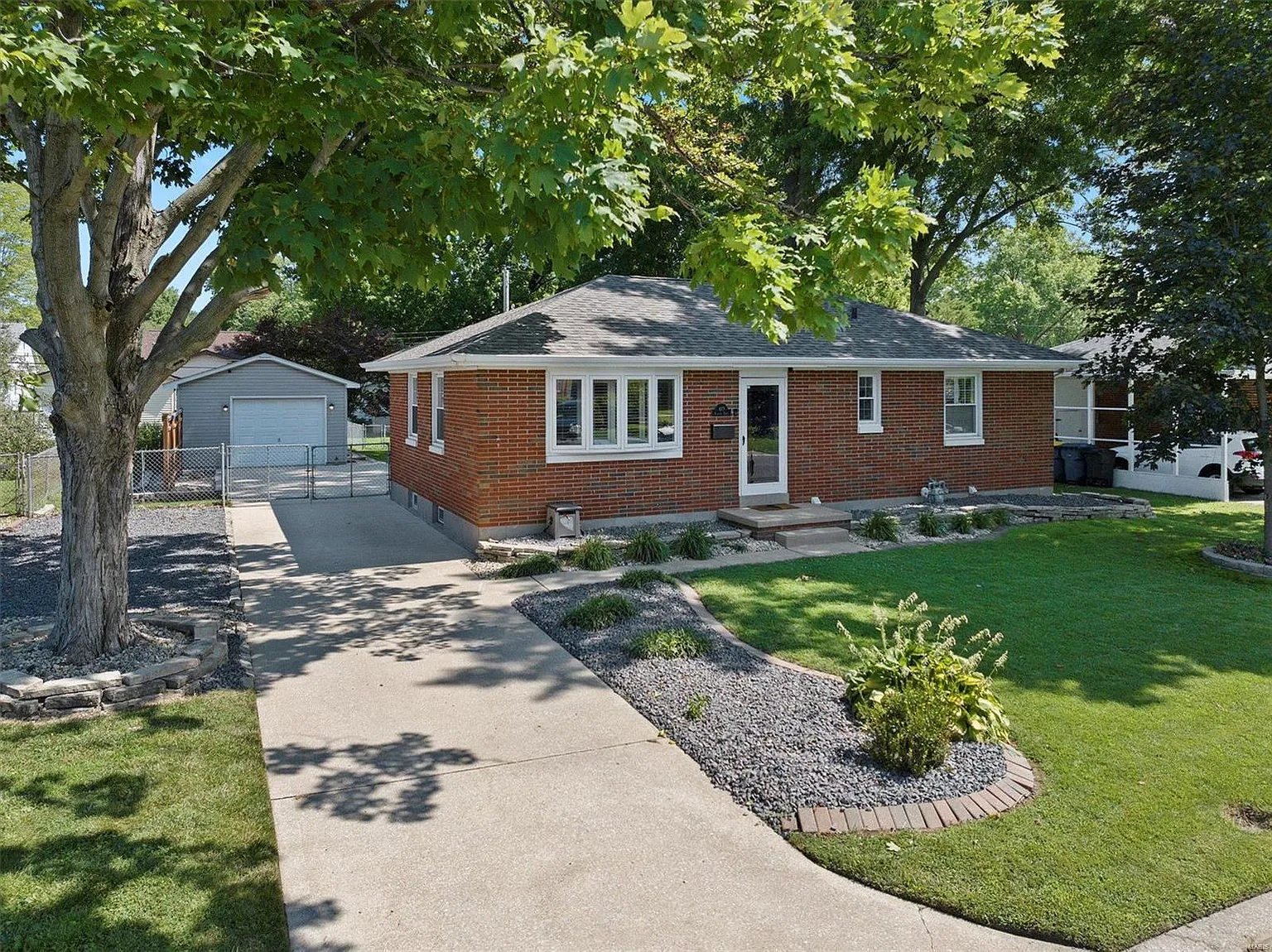 419 Roanoke Dr photo 1
