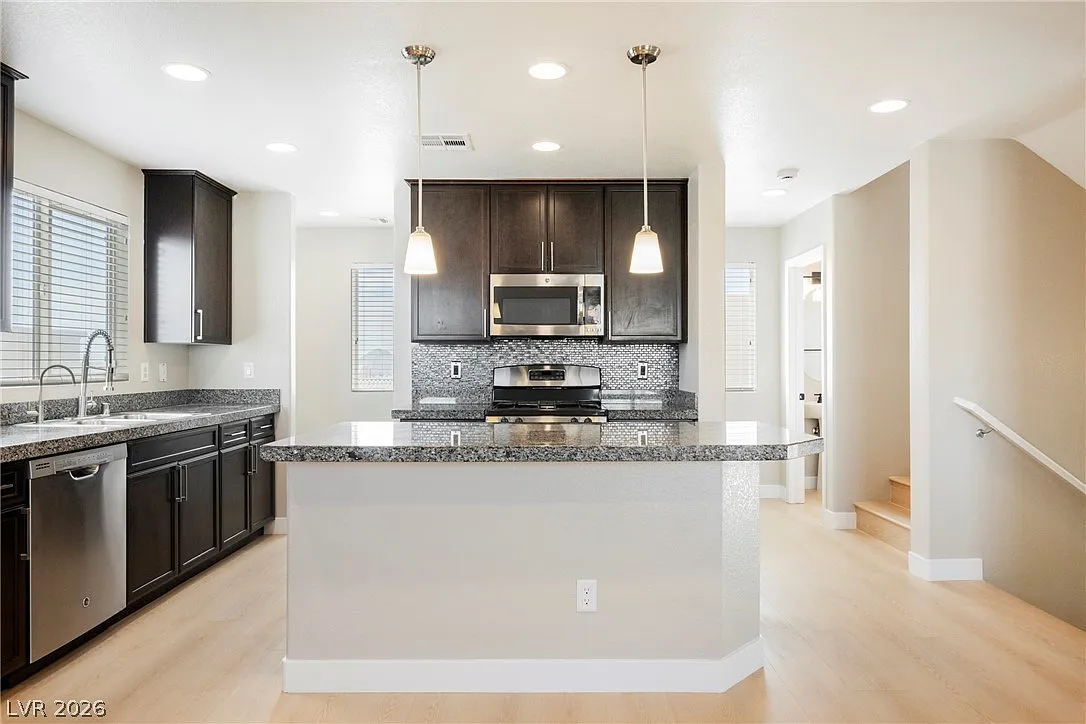 3 bed, 3.5 bath, 2109 sqft, $2,350 — Photo 2