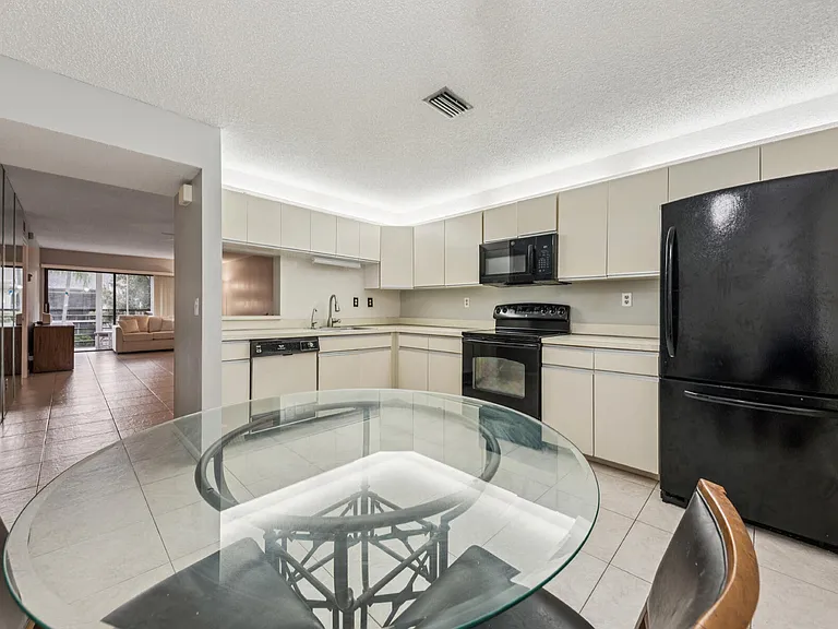 5040 Rose Hill Dr #204 — Photo 6