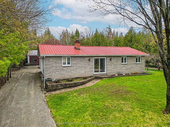 3rd image of 2554 Champlain Rd