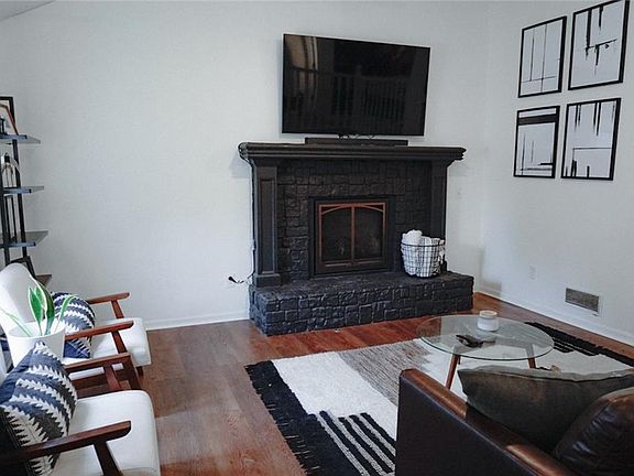 3rd image of 4602 N Winchester Ave