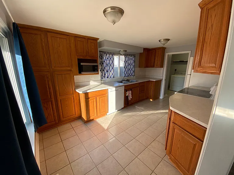 21674 Roosevelt Ave — Photo 3