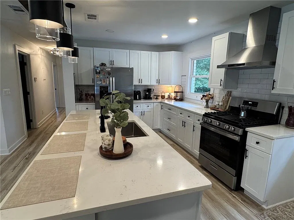 3 bed, 3.0 bath, 1114 sqft, $2,200 — Photo 4