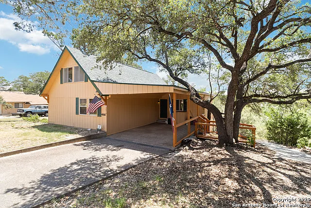 2676 Woodcrest Dr — Photo 2