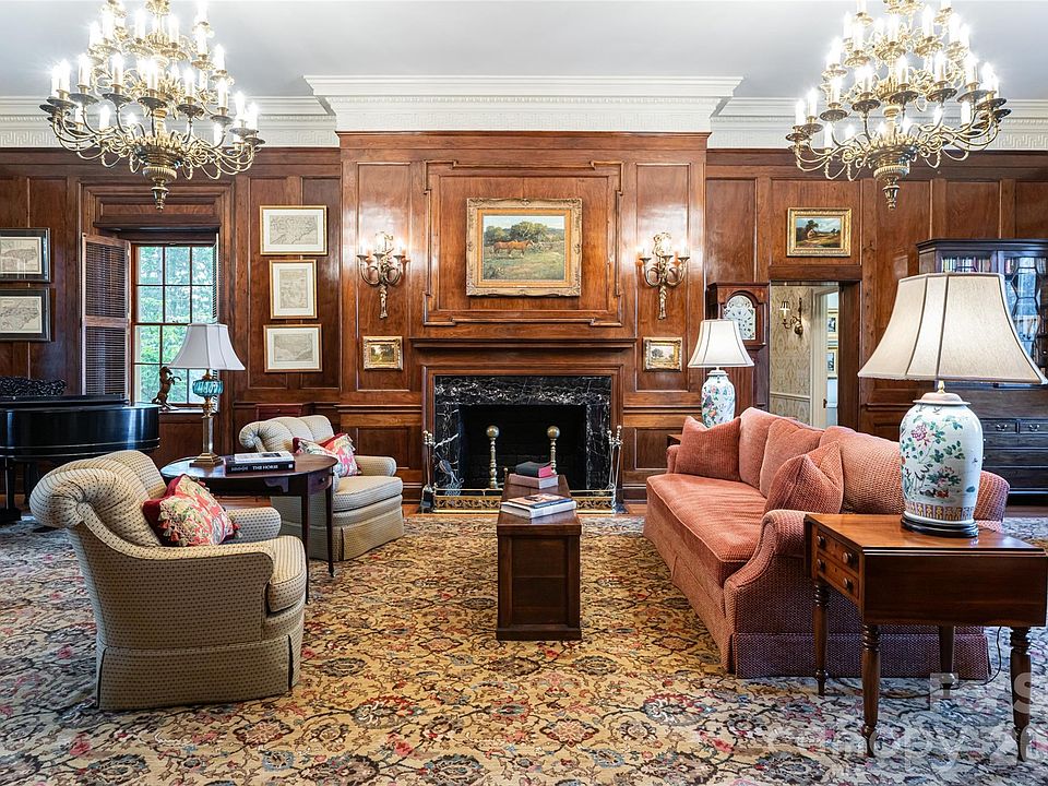 10th image of 324 Vanderbilt Rd