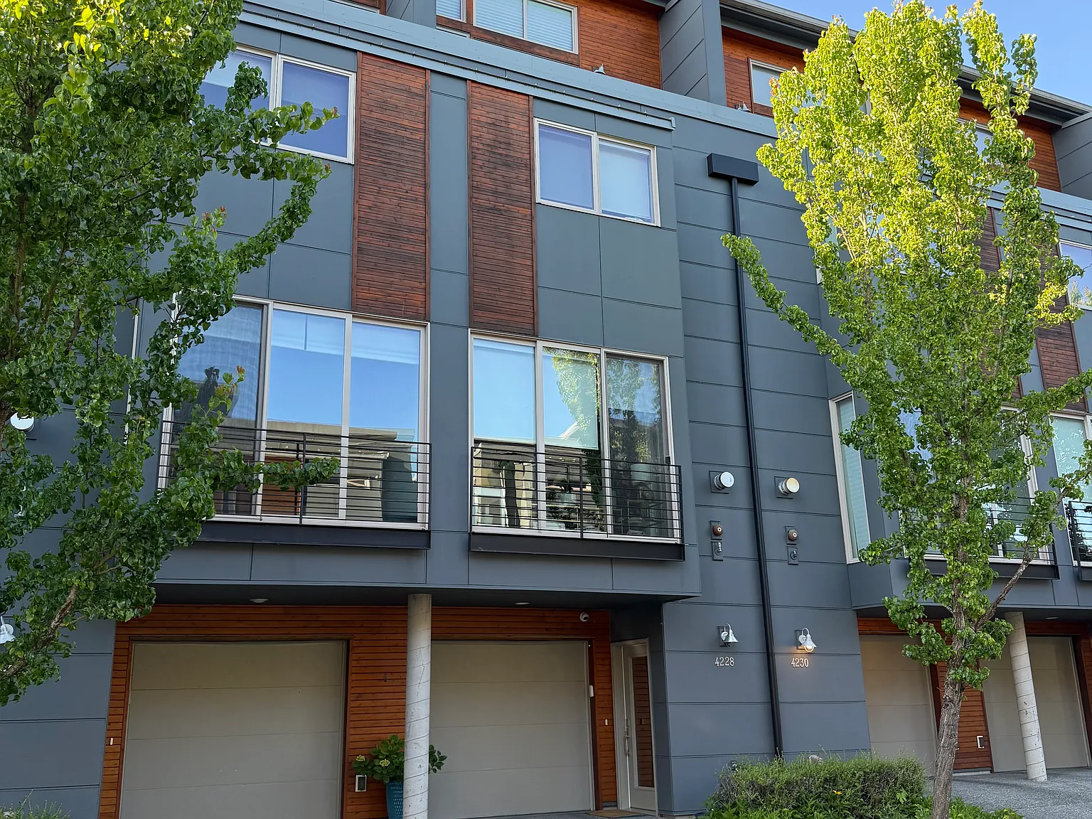 3 bed, 2.5 bath, 1832 sqft, $3,900 — Photo 1