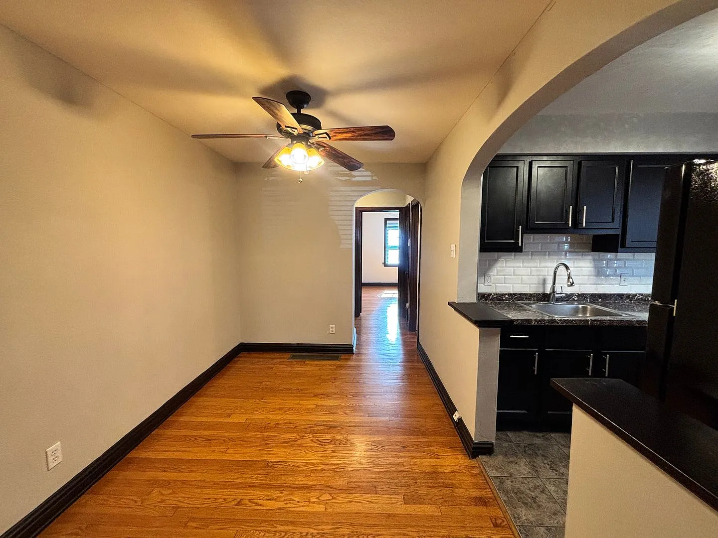 One Bedroom Apartment with Garage Parking! — Photo 4
