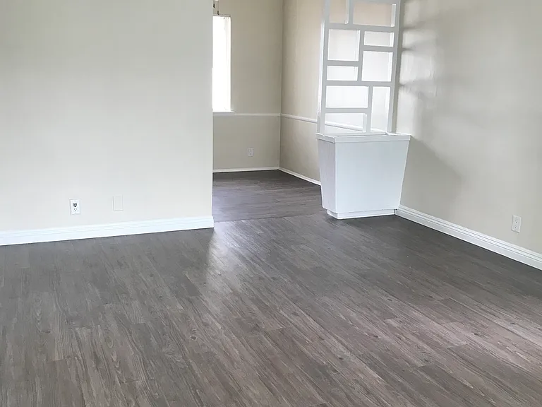 Chateau Laurel Apartments — Photo 11
