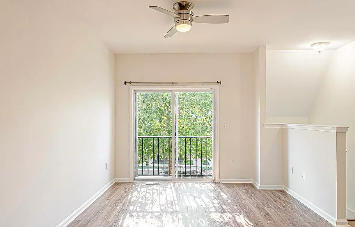3 bed, 1256 sqft, $2,800 — Photo 2
