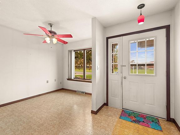 4th image of 716 Martha Dr