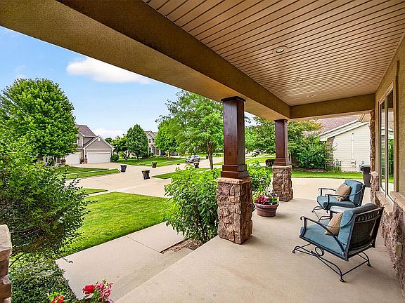3rd image of 940 SE Bluegrass Cir