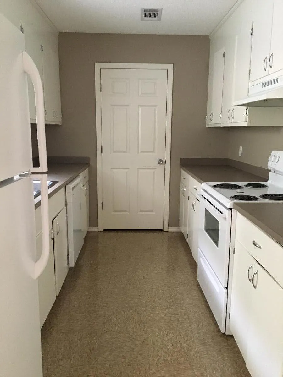 Kitchen - 6670 Rose Ln