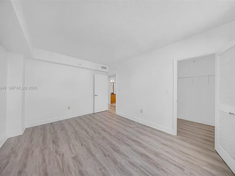 7501 E Treasure Dr #7M — Photo 20