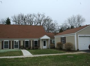 24 Timber Ter, Cary, IL 60013