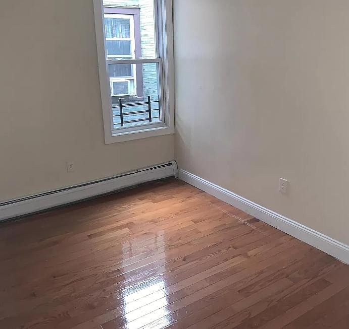 2nd image of 125 W 54th St #33R