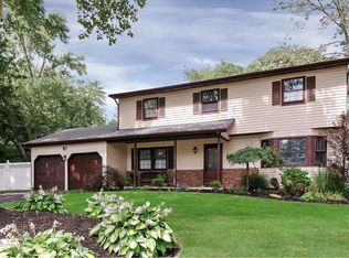 21 Fairfield Dr, Dix Hills, NY 11746