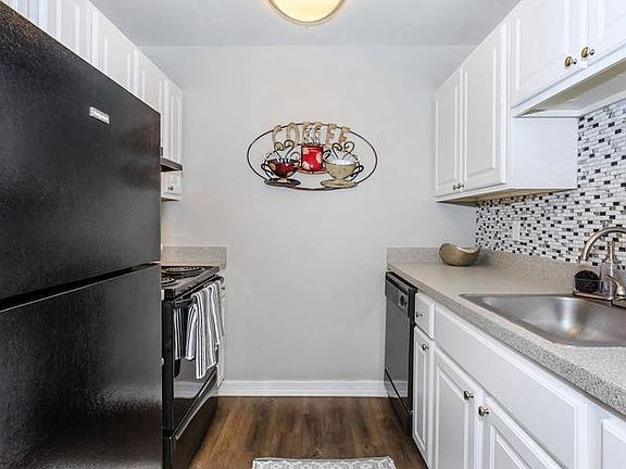 4th image of 318 Glades Cir