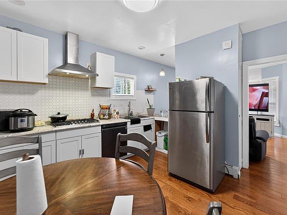 4th image of 8 Arlington Ave