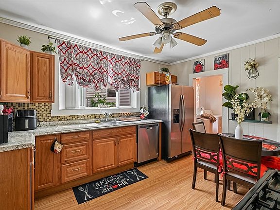 2nd image of 152-152 Glen St #154