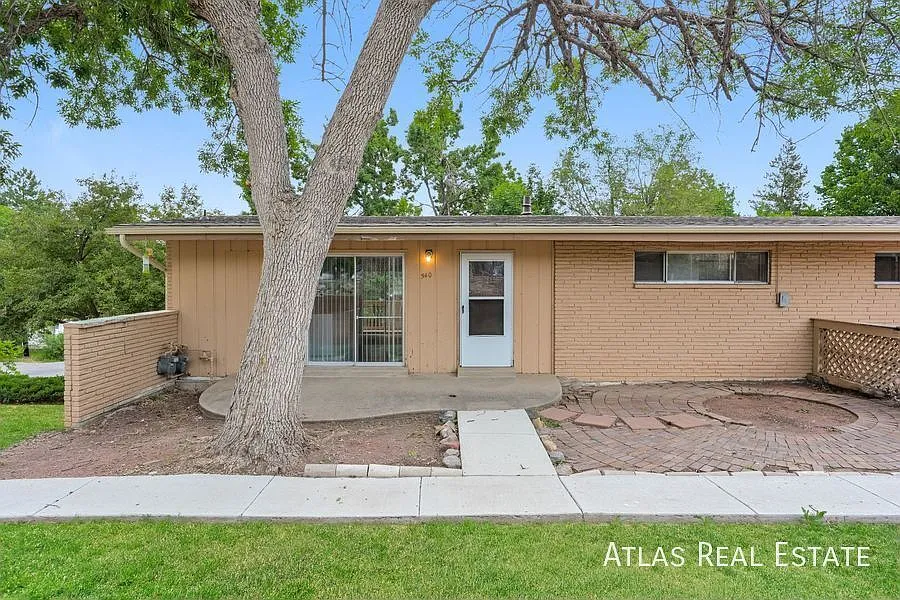 3BD 2BA Finished Basement In-Unit Laundry Lakewood Living at Its Best — Photo 2