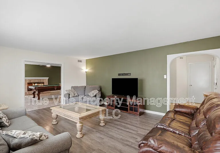 2423 W Gramercy Pl — Photo 5