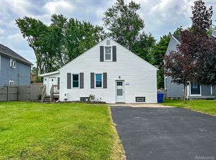 4013 Chenlot Ln, Waterford, MI 48328