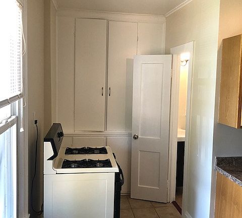 5th image of 23 Charlotte St #2