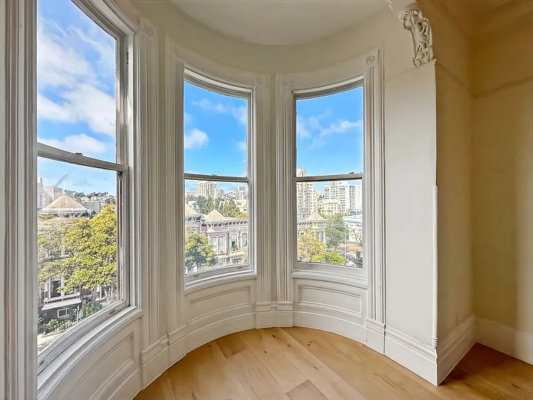 Top-Floor, Remodeled 5BR/2.5BA Victorian Flat, Pet Friendly, Steps from Alamo Square — Photo 14