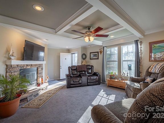 5th image of 3274 Lake Dr