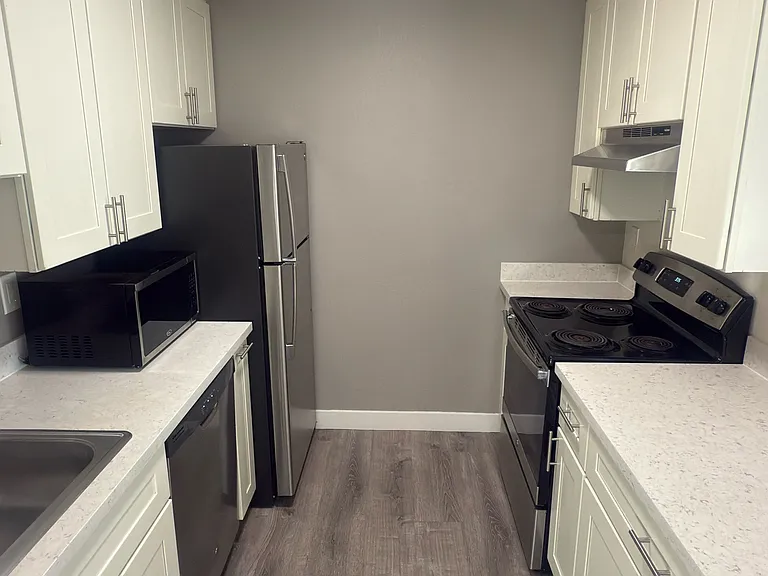 Lakewood Court Apartments — Photo 8