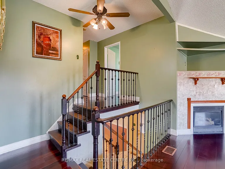 3725 Althorpe Cir N — Photo 22