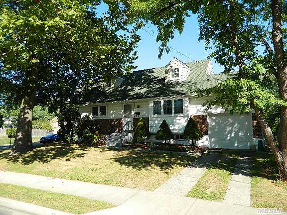 2nd image of 107 Lawrence Ave