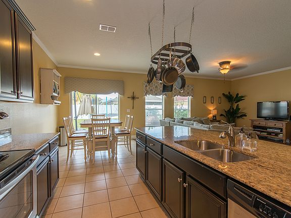 Kitchen/dinette/family rm