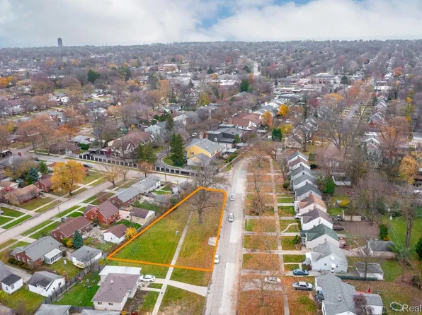 21821 E Eight Mile Rd, Saint Clair Shores, MI 48080